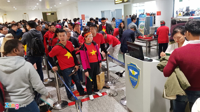 Cổ động viên đồng phục cờ Tổ quốc sang Trung Quốc cổ vũ U23 Việt Nam